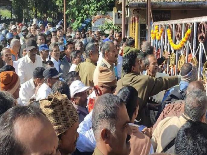 Case registered against 16 people in case of Atharva-Daulat factory stone pelting | ‘अथर्व-दौलत’ कारखाना दगडफेकप्रकरणी १६ जणांवर गुन्हे दाखल, अध्यक्ष खोराटे म्हणाले.. Case registered against 16 people in case of Atharva-Daulat factory stone pelting | ‘अथर्व-दौलत’ कारखाना दगडफेकप्रकरणी १६ जणांवर गुन्हे दाखल, अध्यक्ष खोराटे म्हणाले..