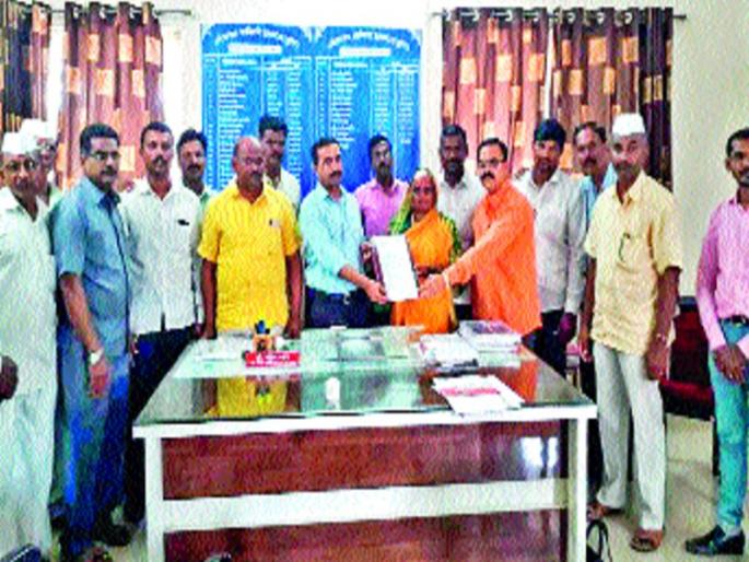 Land given to Malwadi school | आजींकडून शाळेला भूदान, माळवाडीच्या शाळेला दिली जमीन Land given to Malwadi school | आजींकडून शाळेला भूदान, माळवाडीच्या शाळेला दिली जमीन