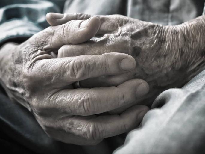 Grandma has been waiting for 57 years hoping to be taken home; Relatives turned their backs | आपल्याला घरी नेतील या आशेवर ५७ वर्षांपासून आजी वाट पाहत आहे; नातलगांनी फिरवली पाठ Grandma has been waiting for 57 years hoping to be taken home; Relatives turned their backs | आपल्याला घरी नेतील या आशेवर ५७ वर्षांपासून आजी वाट पाहत आहे; नातलगांनी फिरवली पाठ