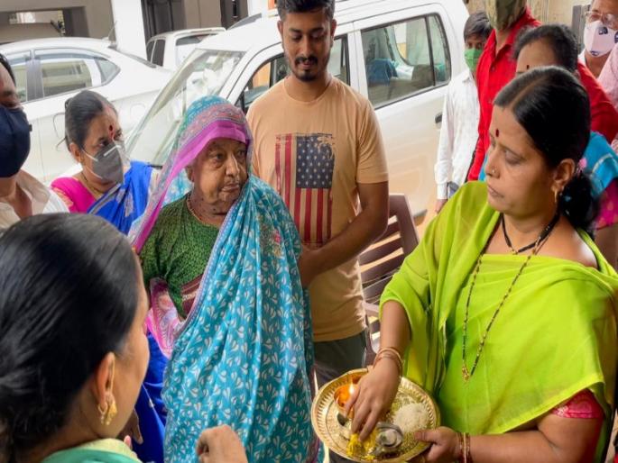 Fight Korona! The 80-year-old grandmother successfully defeated Corona after 34 days | लढा कोरोनाशी! ८० वर्षांच्या आजींची ३४ दिवसांनी कोरोनावर यशस्वीरित्या मात Fight Korona! The 80-year-old grandmother successfully defeated Corona after 34 days | लढा कोरोनाशी! ८० वर्षांच्या आजींची ३४ दिवसांनी कोरोनावर यशस्वीरित्या मात