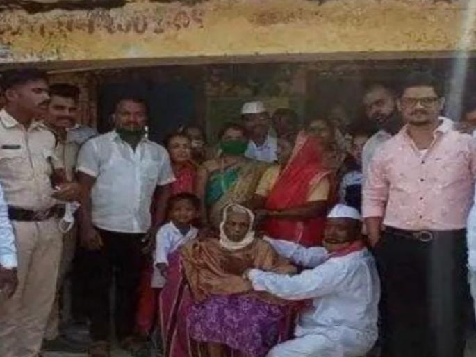 Grandmother's vote before saying goodbye to the world is a blessing of victory for grandchildren | जगाचा निरोप घेण्याआधी आजीबाईने केलं 'मत'दान; नातवासाठी हेच मत ठरले 'विजयरुपी' वरदान