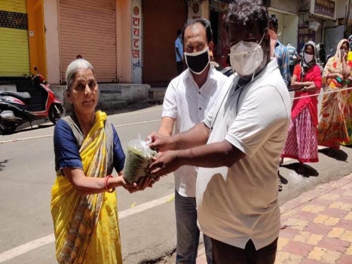 Where is the richness of the mind of a destitute old women and where are the two pocket men with lying? | निराधार वृध्द महिलेच्या मनाची श्रीमंती कुठं अन् खोटं बोलून दोन दोन पाकिटं हडपणारी माणसं कुठं 