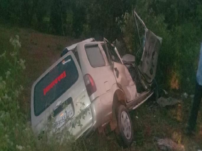 Ten people were seriously injured when a Travels car accident near Ajara | आजऱ्याजवळ ट्रॅव्हल्सची कारला समोरून जोराची धडक, दहा जण गंभीर जखमी Ten people were seriously injured when a Travels car accident near Ajara | आजऱ्याजवळ ट्रॅव्हल्सची कारला समोरून जोराची धडक, दहा जण गंभीर जखमी
