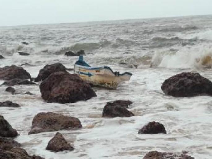 Three killed after boat hits rock in Achara sea, unfortunate incident happened on Narli Purnima day itself | Sindhudurg: आचरा समुद्रात होडी खडकावर आदळली, तिघांचा मृत्यू, नारळी पौर्णिमा दिवशीच घडली दुर्दैवी घटना  Three killed after boat hits rock in Achara sea, unfortunate incident happened on Narli Purnima day itself | Sindhudurg: आचरा समुद्रात होडी खडकावर आदळली, तिघांचा मृत्यू, नारळी पौर्णिमा दिवशीच घडली दुर्दैवी घटना