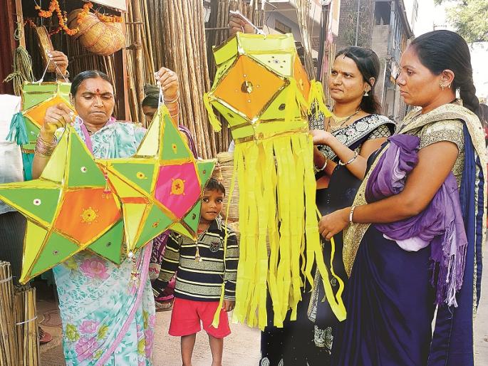 Traditional paper Diwali Lamp backs with modern design | पारंपरिक कागदी आकाश कंदिल अवतरले आधुनिक डिझाईनमध्ये Traditional paper Diwali Lamp backs with modern design | पारंपरिक कागदी आकाश कंदिल अवतरले आधुनिक डिझाईनमध्ये