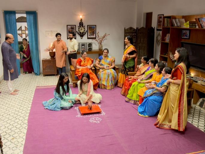 Navratri 2021: Bhondalya game to be played in 'Aai Kuthe Kay Karte' series | Navratri 2021 :'आई कुठे काय करते' मालिकेत रंगणार भोंडल्याचा खेळ Navratri 2021: Bhondalya game to be played in 'Aai Kuthe Kay Karte' series | Navratri 2021 :'आई कुठे काय करते' मालिकेत रंगणार भोंडल्याचा खेळ