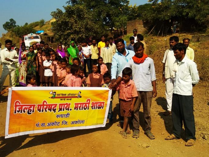 Students' agitation to stop mining transport in tribal areas | आदीवासी भागातील गौणखनिज वाहतूक बंद करण्याच्या मागणीसाठी विद्यार्थ्यांचा ‘रास्ता रोको’ Students' agitation to stop mining transport in tribal areas | आदीवासी भागातील गौणखनिज वाहतूक बंद करण्याच्या मागणीसाठी विद्यार्थ्यांचा ‘रास्ता रोको’
