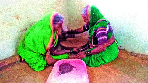  Akkubai holes the culture of the uplift of the modernities of modernization | आक्कुबार्इंनी जपली ओव्यांची संस्कृती आधुनिकीकरणाच्या जमान्याला छेद