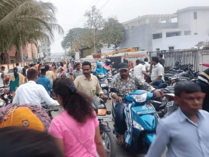 Ambulance stuck in traffic in Alandi; Death of a young woman | आळंदीतील रहदारीत अडकली रुग्णवाहिका; युवतीचा मृत्यू Ambulance stuck in traffic in Alandi; Death of a young woman | आळंदीतील रहदारीत अडकली रुग्णवाहिका; युवतीचा मृत्यू