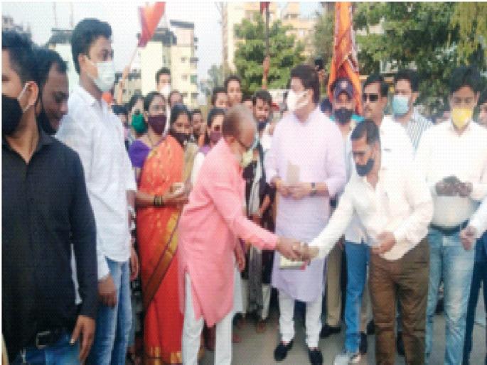 MNS dedicates Vadavalli flyover due to absence of Guardian Minister; Transportation resumed | पालकमंत्री न आल्याने वडवली उड्डाणपुलाचे मनसेने केले लोकार्पण; वाहतूक सुरू MNS dedicates Vadavalli flyover due to absence of Guardian Minister; Transportation resumed | पालकमंत्री न आल्याने वडवली उड्डाणपुलाचे मनसेने केले लोकार्पण; वाहतूक सुरू