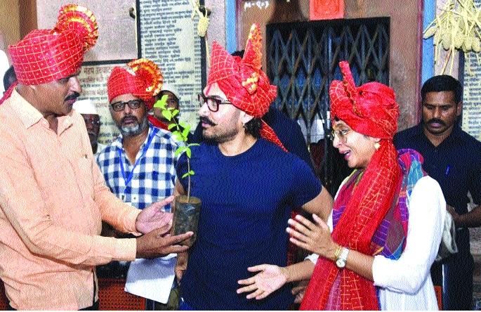 The rich said in 'Satyari Haveli', 'Hey! Hey!' Dialogue with the villagers in Anupavadi | सातारी फेट्यात अमीरचे उद्गार, ‘लय भारी !’ अनपटवाडीत ग्रामस्थांशी साधला संवाद The rich said in 'Satyari Haveli', 'Hey! Hey!' Dialogue with the villagers in Anupavadi | सातारी फेट्यात अमीरचे उद्गार, ‘लय भारी !’ अनपटवाडीत ग्रामस्थांशी साधला संवाद