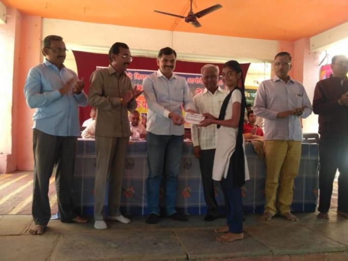 Award distribution in G.C. in Amlod in Yaval taluka | यावल तालुक्यातील आमोदे येथे घ.का.विद्यालयात पारितोषिक वितरण