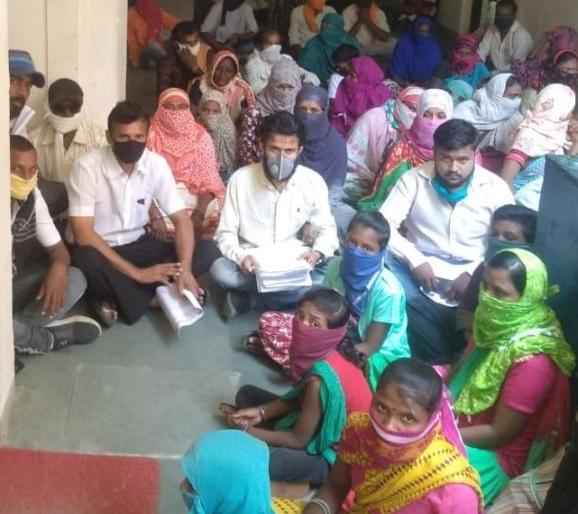Encroachers in Wardha Sit in front of the CEO's office | वर्ध्यातील अतिक्रमणधारकांचा जि.प. सीइओच्या दालनासमोर ठिय्या