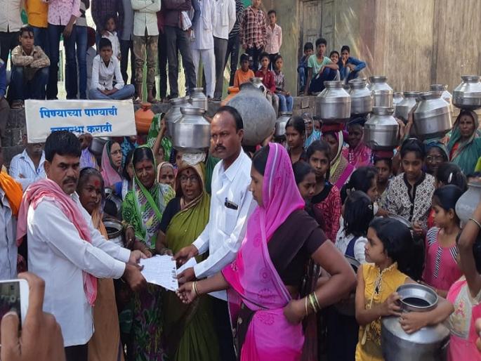 Anandgaon gramastha's 'Ghaggar Morcha' on the gram panchayat | पाण्यासाठी आनंदगाव ग्रामस्थांचा ग्रामपंचायतीवर 'घागर मोर्चा' 
