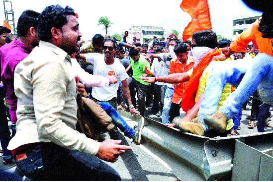 Within three months of throwing a stone. Riots of riots: With severe pen, many fears | एक दगड फेकला तीन महिने आत.. दंगलीचा गुन्हा : गंभीर कलमांनी अनेक धास्तावले Within three months of throwing a stone. Riots of riots: With severe pen, many fears | एक दगड फेकला तीन महिने आत.. दंगलीचा गुन्हा : गंभीर कलमांनी अनेक धास्तावले