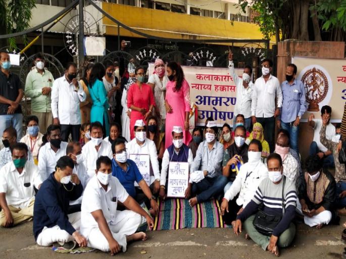 'Identify interests .. allow cultural events''; Artists' movement in Pune | आमचे हित ओळखून तरी सरकारने सांस्कृतिक कार्यक्रमांना परवानगी द्यावी, पुण्यात कलाकारांचे आंदोलन  'Identify interests .. allow cultural events''; Artists' movement in Pune | आमचे हित ओळखून तरी सरकारने सांस्कृतिक कार्यक्रमांना परवानगी द्यावी, पुण्यात कलाकारांचे आंदोलन