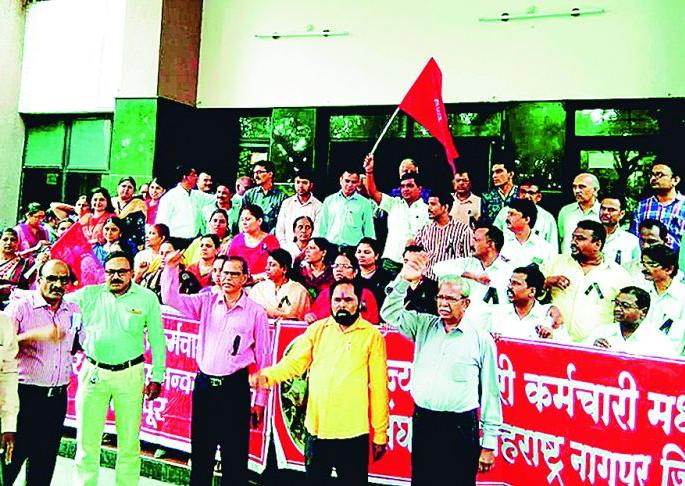 In Nagpur, the attack on the employees' protest | नागपुरात अधिकारी, कर्मचाऱ्यांवरील हल्ल्याचा निषेध In Nagpur, the attack on the employees' protest | नागपुरात अधिकारी, कर्मचाऱ्यांवरील हल्ल्याचा निषेध