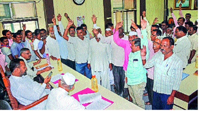 Confusion in the Sangli Bazaar Committee meeting | सांगली बाजार समिती सभेत गोंधळ --घंटानाद आंदोलन करून प्रशासनाचा निषेध Confusion in the Sangli Bazaar Committee meeting | सांगली बाजार समिती सभेत गोंधळ --घंटानाद आंदोलन करून प्रशासनाचा निषेध
