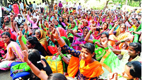 Ambeool, Surfan, at the project site :- Not a hundred percent rehabilitation | आंबेओहोळ, सर्फनाला प्रकल्पग्रस्त जागेवरच-: शंभर टक्के पुनर्वसन न झाल्याने ‘इकडे आड, तिकडे विहीर’ची स्थिती Ambeool, Surfan, at the project site :- Not a hundred percent rehabilitation | आंबेओहोळ, सर्फनाला प्रकल्पग्रस्त जागेवरच-: शंभर टक्के पुनर्वसन न झाल्याने ‘इकडे आड, तिकडे विहीर’ची स्थिती
