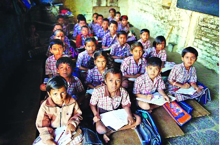 Bapare .. All these anganwadi filled with sparrows | बापरे.. या सर्वच अंगणवाड्या भरल्या चिमुकल्यांनी