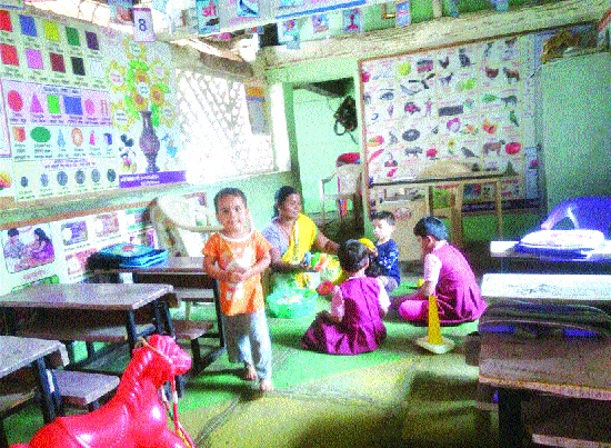 The children of Anganwadi also take English school ... less love for Marathi language | अंगणवाडीच्या लेकरांनाही इंग्रजी शाळांचाच लळा...मराठी भाषेवर कमी प्रेम The children of Anganwadi also take English school ... less love for Marathi language | अंगणवाडीच्या लेकरांनाही इंग्रजी शाळांचाच लळा...मराठी भाषेवर कमी प्रेम