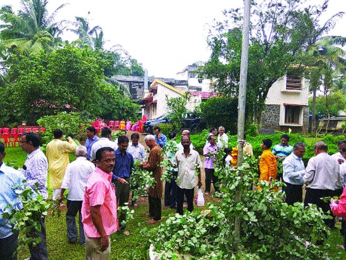 Three hundred years of tradition still prevailed; The golden traditions of gold looting | तीनशे वर्षांची परंपरा आजही आबाधित; सोने लुटण्याची आंग्रेकालीन परपंरा 