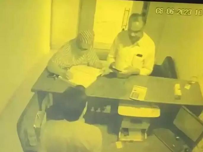 AAP's Rangel MLA! took the woman to the hotel, the husband followed; He ran away hiding his face | आपचा रंगेल आमदार! महिलेला हॉटेलात घेऊन गेला, पती मागून आला; तोंड लपवून पळाला AAP's Rangel MLA! took the woman to the hotel, the husband followed; He ran away hiding his face | आपचा रंगेल आमदार! महिलेला हॉटेलात घेऊन गेला, पती मागून आला; तोंड लपवून पळाला