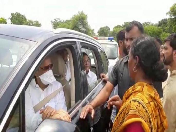 Flood affected woman appeals to Ajit Pawar for the help of gas cylinder for cooking in wardha | दादा, स्वयंपाकाकरिता गॅस सिलिंडर तरी द्या हाे! पूरग्रस्त महिलेची अजित पवारांना हाक Flood affected woman appeals to Ajit Pawar for the help of gas cylinder for cooking in wardha | दादा, स्वयंपाकाकरिता गॅस सिलिंडर तरी द्या हाे! पूरग्रस्त महिलेची अजित पवारांना हाक