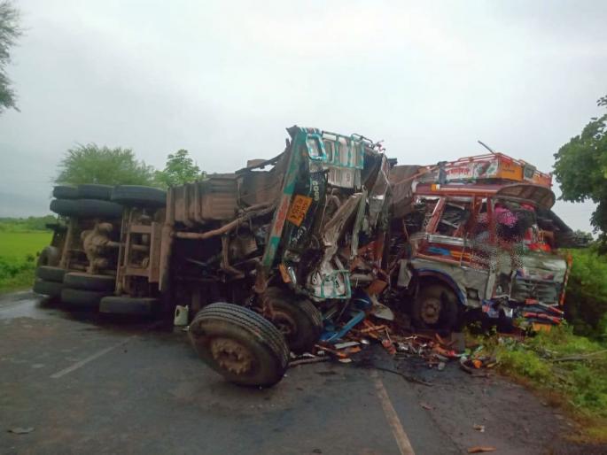 Two trucks collided head-on on Nagpur Aurangabad highway, three died on the spot | नागपूर औरंगाबाद हायवेवर दोन ट्रकची समोरासमोर धडक, तिघांचा जागीच मृत्यू Two trucks collided head-on on Nagpur Aurangabad highway, three died on the spot | नागपूर औरंगाबाद हायवेवर दोन ट्रकची समोरासमोर धडक, तिघांचा जागीच मृत्यू