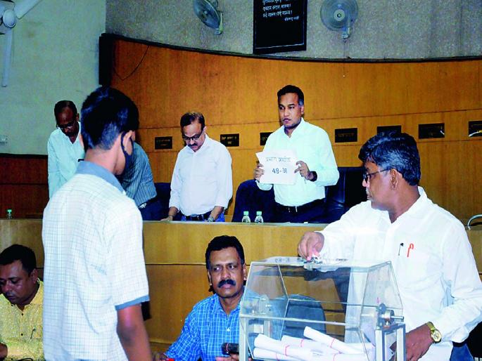 Nagpur Municipal corporation Election Reservation : Some seniors gets shock, others' wards are safe | नागपूर मनपा निवडणूक आरक्षण : काही मातब्बरांना हादरे, इतरांचे प्रभाग सुरक्षित! Nagpur Municipal corporation Election Reservation : Some seniors gets shock, others' wards are safe | नागपूर मनपा निवडणूक आरक्षण : काही मातब्बरांना हादरे, इतरांचे प्रभाग सुरक्षित!