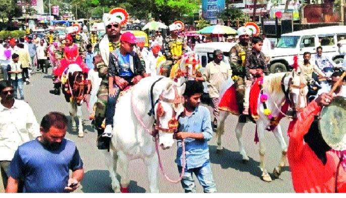 Public salute to retired soldiers | सेवानिवृत्त जवानांना जनतेचा सलाम । गावोगावी वाजत-गाजत मिरवणूक काढून अनोखे स्वागत