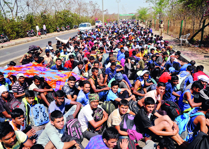 Flame of nation service; Sense of unemployment also: A graduate of military recruits | देशसेवेचे स्फुरण; बेरोजगारीचेही शल्य-तरुणाईची भावना : सैन्य भरतीत पदवीधारक Flame of nation service; Sense of unemployment also: A graduate of military recruits | देशसेवेचे स्फुरण; बेरोजगारीचेही शल्य-तरुणाईची भावना : सैन्य भरतीत पदवीधारक