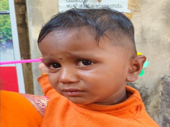 The parents of the child disappeared in the Bhawani Mandap in Kolhapur | कोल्हापुरात चिमुरड्याला सोडून पालक गायब, बाल कल्याण संकुलात केलं दाखल  The parents of the child disappeared in the Bhawani Mandap in Kolhapur | कोल्हापुरात चिमुरड्याला सोडून पालक गायब, बाल कल्याण संकुलात केलं दाखल