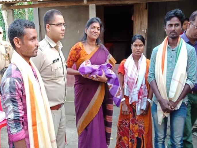 Muslim man defies curfew to take Hindu neighbours pregnant wife to hospital | जात-धर्म विसरून, कर्फ्यूमध्ये 'तो' गर्भवती महिलेच्या मदतीला धावला, जणू देवच पावला! Muslim man defies curfew to take Hindu neighbours pregnant wife to hospital | जात-धर्म विसरून, कर्फ्यूमध्ये 'तो' गर्भवती महिलेच्या मदतीला धावला, जणू देवच पावला!