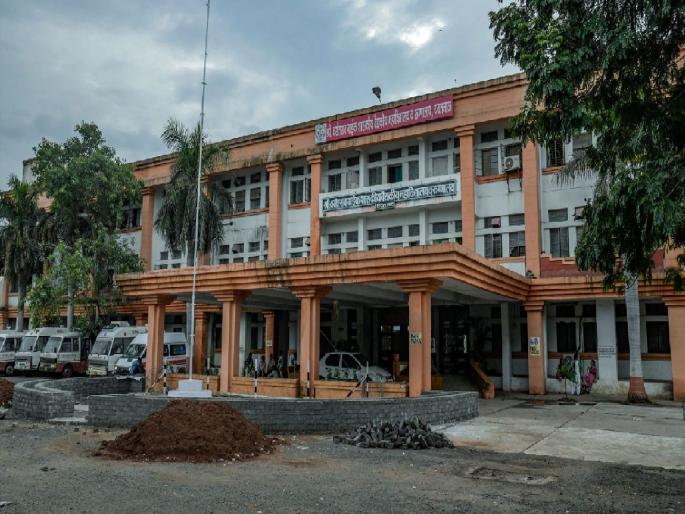 Phone call of the father's death from the yavatmal government hospital Worst experience of Hospital | मुलाची तारांबळ, शासकीय रुग्णालयातून वडिलांच्या निधनाचा फोन; वार्डात जाऊन बघतोय तर... Phone call of the father's death from the yavatmal government hospital Worst experience of Hospital | मुलाची तारांबळ, शासकीय रुग्णालयातून वडिलांच्या निधनाचा फोन; वार्डात जाऊन बघतोय तर...