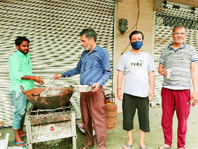 Coronavirus: workers says 'We will stand tall; But let us have a meal | Coronavirus: ‘आम्ही लांब उभे राहू; पण आम्हाला जेवू द्या’मजुरांची वणवण
