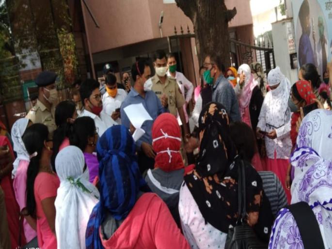 Deprived of honorarium for performing duties during Corona period; Dhadak Morcha of Asha workers on ZP | कोरोना काळात कर्तव्य पार पाडूनही मानधनापासून वंचित; जिल्हा परिषदेवर आशा सेविकांचा धडक मोर्चा Deprived of honorarium for performing duties during Corona period; Dhadak Morcha of Asha workers on ZP | कोरोना काळात कर्तव्य पार पाडूनही मानधनापासून वंचित; जिल्हा परिषदेवर आशा सेविकांचा धडक मोर्चा