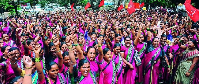 Settle in service, give 18 thousand wages, Asha Workers Union: Front on Zilla Parishad | सेवेत कायम करा, १८ हजार वेतन द्या, आशा वर्कर्स युनियन : जिल्हा परिषदेवर मोर्चा Settle in service, give 18 thousand wages, Asha Workers Union: Front on Zilla Parishad | सेवेत कायम करा, १८ हजार वेतन द्या, आशा वर्कर्स युनियन : जिल्हा परिषदेवर मोर्चा