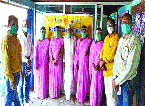 The ‘Asha’ maids got the shield of the face shield | ‘आशा’ सेविकांना मिळाले फेस शिल्डचे कवच The ‘Asha’ maids got the shield of the face shield | ‘आशा’ सेविकांना मिळाले फेस शिल्डचे कवच