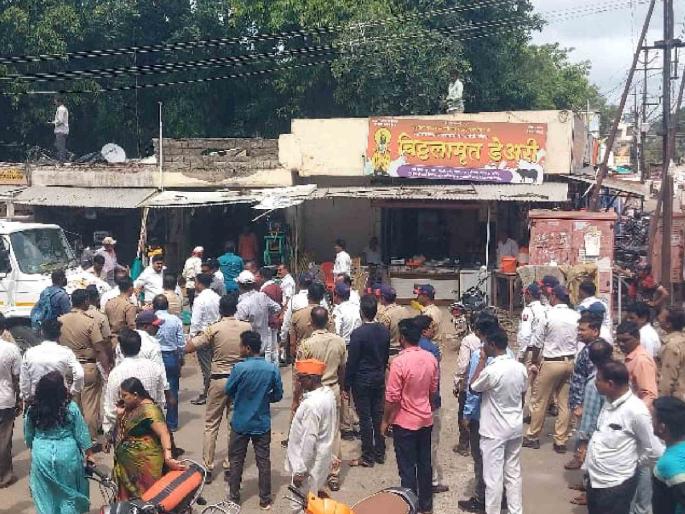 Ashadhi Yatra preparation; Encroachment action in Vitthal temple area; JCB hammer on street shops | आषाढी यात्रा तयारी; विठ्ठल मंदिर परिसरात अतिक्रमण कारवाई; रस्त्यांवरील दुकानांवर जेसीबीचा हातोडा Ashadhi Yatra preparation; Encroachment action in Vitthal temple area; JCB hammer on street shops | आषाढी यात्रा तयारी; विठ्ठल मंदिर परिसरात अतिक्रमण कारवाई; रस्त्यांवरील दुकानांवर जेसीबीचा हातोडा