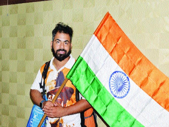 It is against the practice of begging, water released on the package | भिकेला लावण्याच्या प्रथेविरुद्ध तो चालतोय, पॅकेजवर सोडले पाणी It is against the practice of begging, water released on the package | भिकेला लावण्याच्या प्रथेविरुद्ध तो चालतोय, पॅकेजवर सोडले पाणी