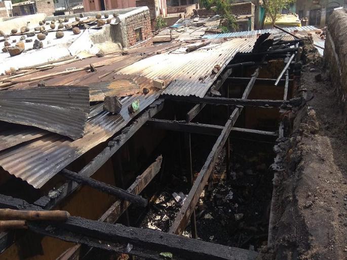 In Yadshi, Ashram under fire; four lakhs of asset burn | येडशीत आश्रमाला आग लागून चार लाखाचे साहित्य खाक