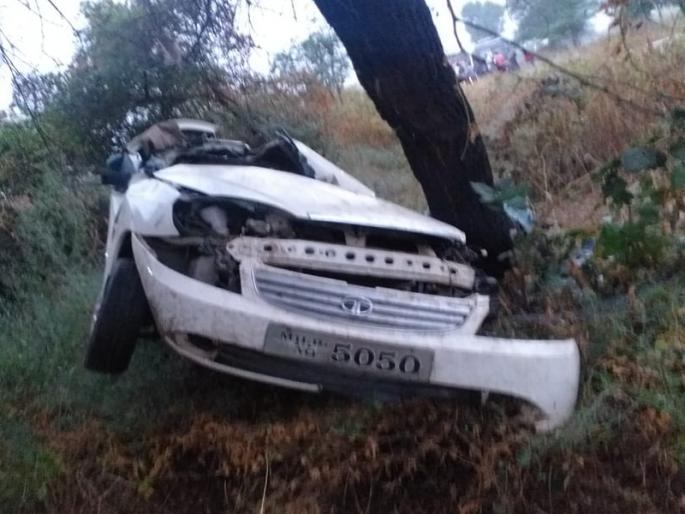 The car hit the tree as the driver lost control; One was killed on the spot | आष्टीत चालकाचा ताबा सुटल्याने कार झाडावर आदळली; एकजण जागीच ठार The car hit the tree as the driver lost control; One was killed on the spot | आष्टीत चालकाचा ताबा सुटल्याने कार झाडावर आदळली; एकजण जागीच ठार