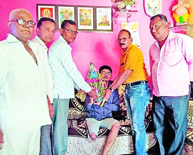 The accidental fall of the ear, but not the left of the study | अपघाताने मोडून पडला कणा, तरी सोडला नाही अभ्यासाचा बाणा The accidental fall of the ear, but not the left of the study | अपघाताने मोडून पडला कणा, तरी सोडला नाही अभ्यासाचा बाणा