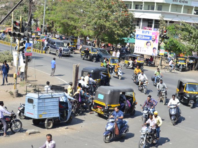 Driving vehicles in Asura Chowk, Solapur, | गुदमरलेले चौक; सोलापुरातील आसरा चौकात चालवावी लागतात अडथळ्याच्या शर्यतीतून वाहने