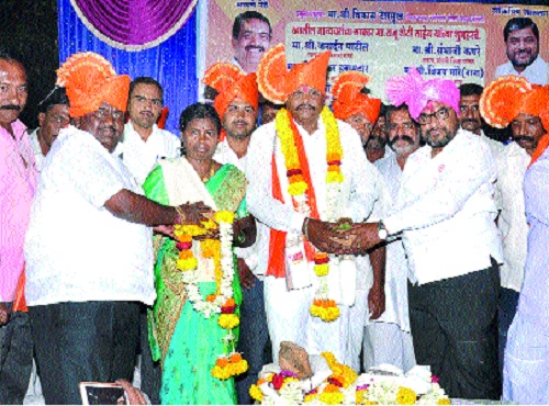 Shetty-Jayantra group's ManoMilan Raju Shetty in Falkevadi: Ready to take over anybody for farmers, demand for seven-borrower | फाळकेवाडीत शेट्टी-जयंतराव गटाचे मनोमीलन राजू शेट्टी : शेतकºयांसाठी कोणालाही अंगावर घेण्यास तयार, सात-बारा कोरा करण्याची मागणी  Shetty-Jayantra group's ManoMilan Raju Shetty in Falkevadi: Ready to take over anybody for farmers, demand for seven-borrower | फाळकेवाडीत शेट्टी-जयंतराव गटाचे मनोमीलन राजू शेट्टी : शेतकºयांसाठी कोणालाही अंगावर घेण्यास तयार, सात-बारा कोरा करण्याची मागणी