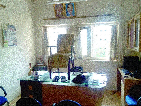 Attack on Chief Citizen: Censure; Table-footwear on the chair | आष्ट्यात मुख्याधिकाºयांच्या केबीनवर हल्ला : अनुपस्थितीमुळे संताप , दालनात तोडफोड; टेबल- खुर्चीवर पादत्राणे  Attack on Chief Citizen: Censure; Table-footwear on the chair | आष्ट्यात मुख्याधिकाºयांच्या केबीनवर हल्ला : अनुपस्थितीमुळे संताप , दालनात तोडफोड; टेबल- खुर्चीवर पादत्राणे