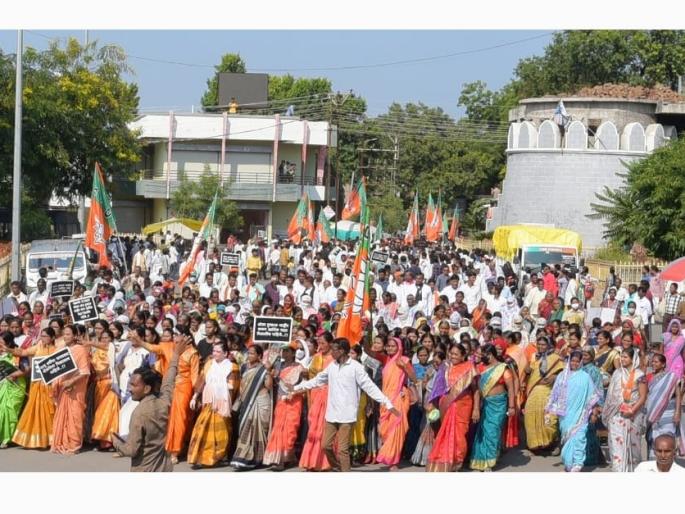 Farmers March in Jalgaon for farmers' rights | शेतकऱ्यांच्या हक्कासाठी जळगावात निघाला आसूड मोर्चा Farmers March in Jalgaon for farmers' rights | शेतकऱ्यांच्या हक्कासाठी जळगावात निघाला आसूड मोर्चा