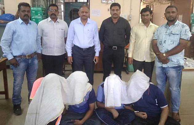 An amount of 5 lakh 85 thousand seized from eight burglars of thieves broke out | आठ फ्लॅट फोडणाऱ्या चोरांकडून ५ लाख ८५ हजारांचा मुद्देमाल जप्त