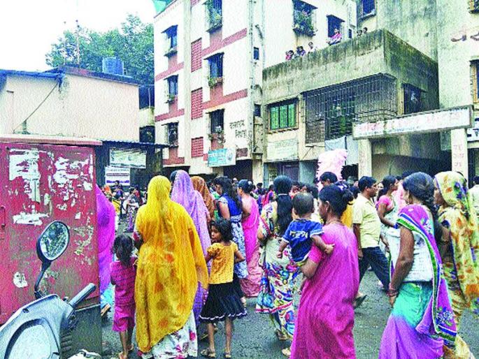 Week for 'market' reasons; Kerichati basket in spite of local opposition | आठवडे बाजारामागील ‘अर्थ’कारण; स्थानिकांच्या विरोधाला केराची टोपली Week for 'market' reasons; Kerichati basket in spite of local opposition | आठवडे बाजारामागील ‘अर्थ’कारण; स्थानिकांच्या विरोधाला केराची टोपली